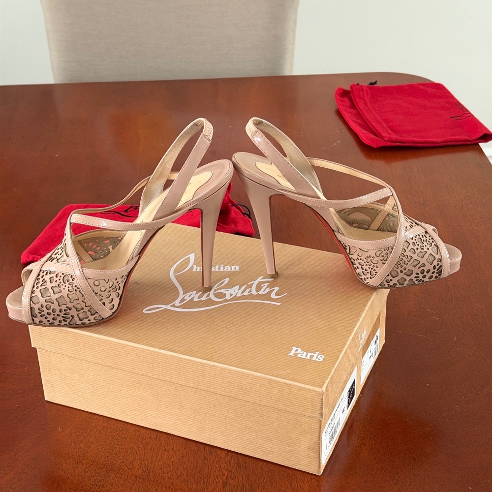 LOUBOUTIN size 40 nude sandal
